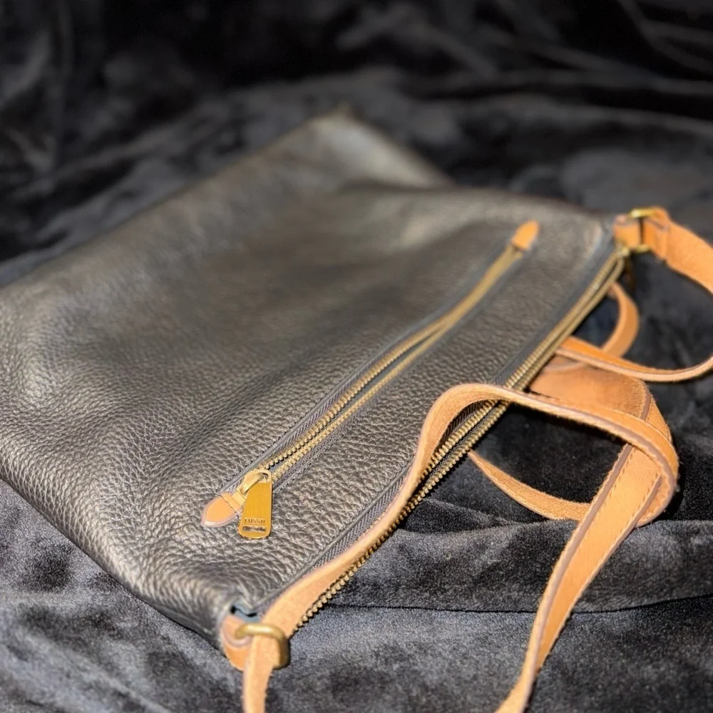 Fossil Black and Tan Crossbody Bag with Structured Elegance